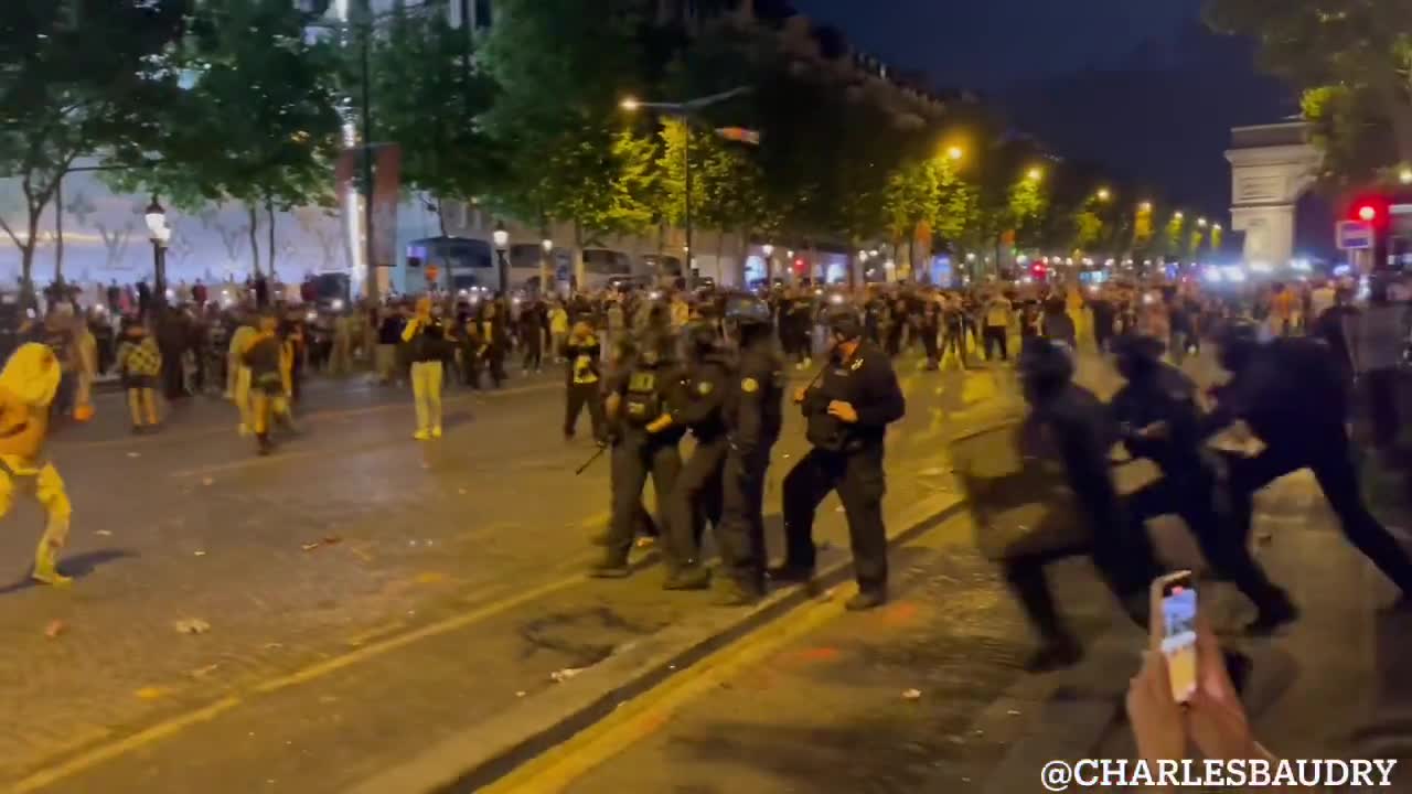 Several arrests are underway on the Champs-Élysées in Paris. Tensions are rising in the capital.