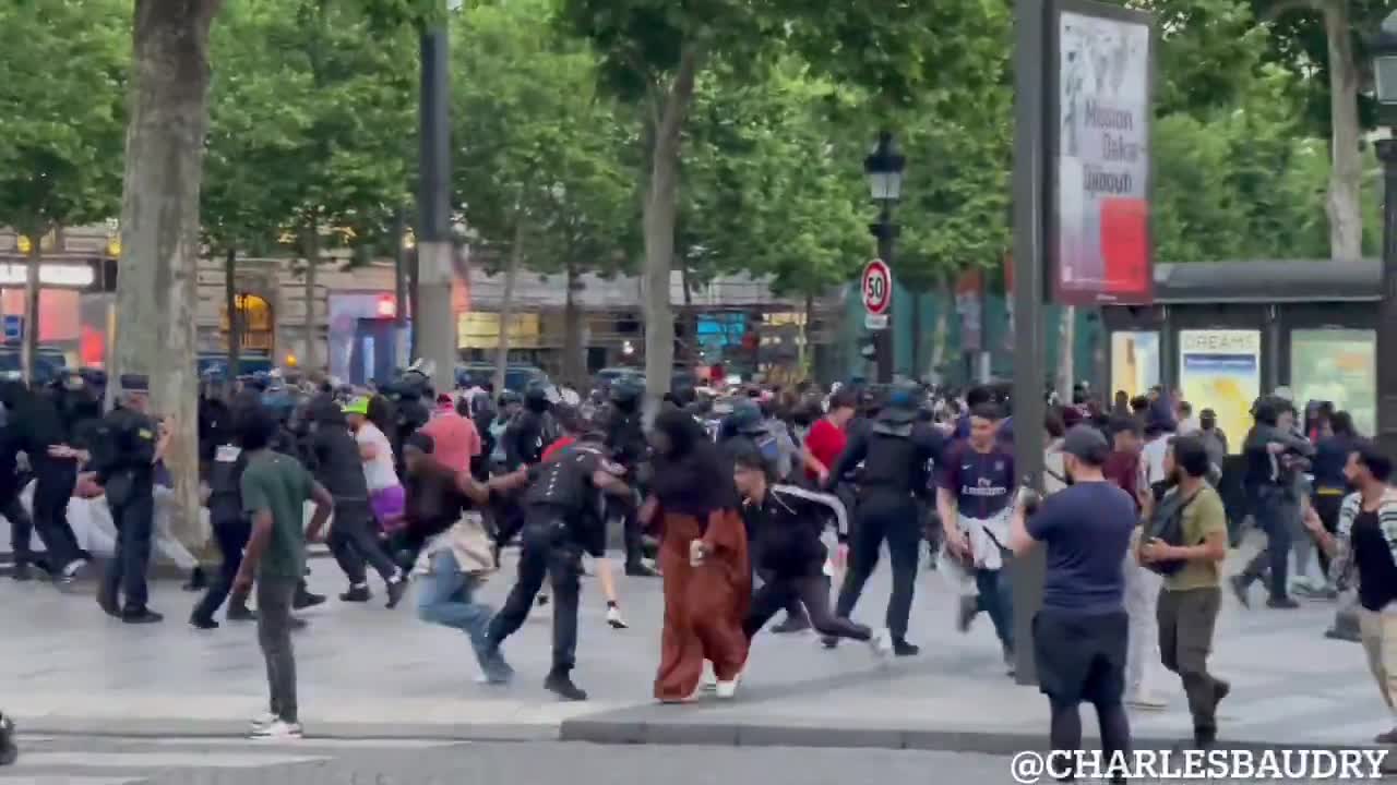 Significant tension on the Champs-Élysées. Law enforcement intervention underway.