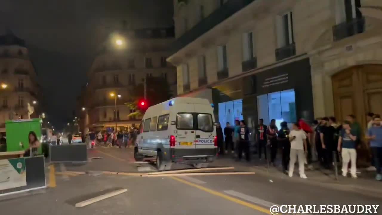 The situation is also very tense in the streets around the Champs-Élysées. Law enforcement officers are being attacked. Numerous tear gas attacks are being fired in an attempt to disperse the crowd.
