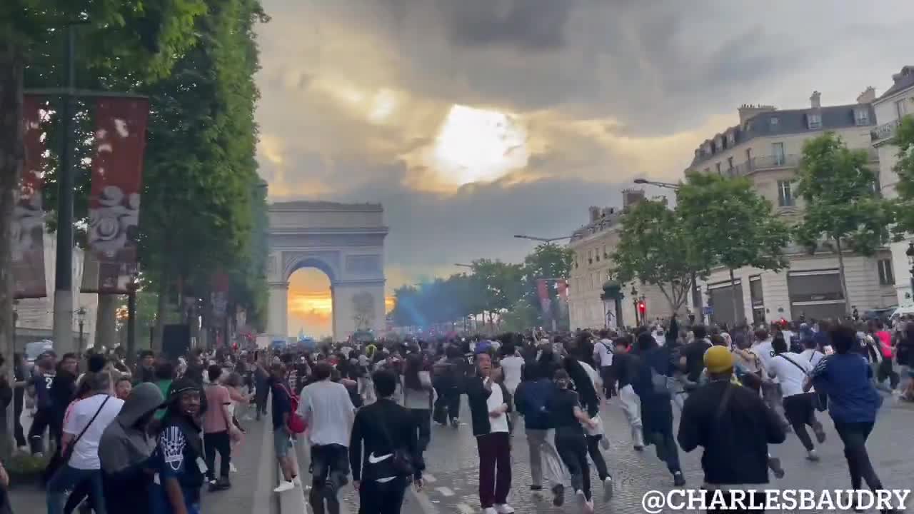Supporters on the Champs-Élysées after PSG's various goals